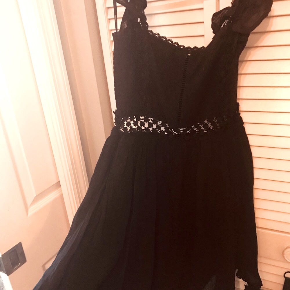 Forever 21 black M crotchet detail dress